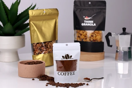 Aluminijumske DoyPack kesice 100x30x145 mm u beloj boji sa zip zatvaranjem, rupicom, prozorom i mogućnošću termo zatvaranja – 100 kom-grupa_slika