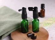 Zelena staklena bočica za etarska ulja 20mL, sa grlom PP18 - bez zatvarača