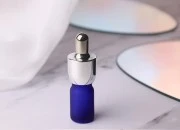 Plava staklena bočica od peskiranog stakla za etarska ulja 5mL, sa grlom PP18 - bez zatvarača-slika_360