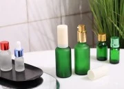 Zelena staklena bočica od peskiranog stakla za etarska ulja 50mL, sa grlom PP18 - bez zatvarača