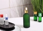 Zelena staklena bočica od peskiranog stakla za etarska ulja 100mL, sa grlom PP18 - bez zatvarača-slika_360