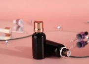 Crna sjajna staklena bočica za etarska ulja 30mL, sa grlom PP18