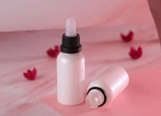 Staklena biserno bela bočica za etarska ulja 30mL, sa grlom PP18 - bez zatvarača