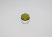 Staklena šestougaona providna teglica 15mL, sa zlatnim aluminijumskim poklopcem sa zaptivkom Staklena šestougaona providna teglica 15mL, sa zlatnim aluminijumskim poklopcem sa zaptivkom