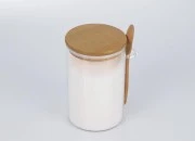 Staklena cilindrična tegla 1000mL, sa drvenom kašikom i poklopcem sa gumicom, 100x150mm Staklena cilindrična tegla 1000mL, sa drvenom kašikom i poklopcem sa gumicom, 100x150mm