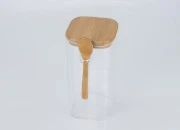 Staklena četvrtasta tegla 1550mL, sa drvenom kašikom i poklopcem sa gumicom, 100x200mm