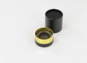 Cilindrična crna kartonska kutijica sa zlatnim detaljem 100x75mm za bočice-slika_360