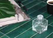 Četvrtasta staklena bočica 50 mL (PP 28), pogodna za osveživače prostora