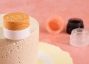 Plastični zatvarač u dezenu drveta sa  unutrašnjom zaptivkom, za teglice 5mL i 10mL