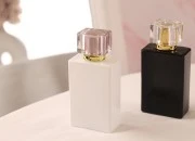 Staklena pravougaona parfemska bočica 100mL (15/400) crne ili bele boje