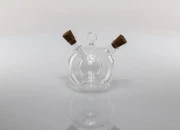 Staklena okrugla dvostruka flaša 414mL, sa dva čepa od plute. Ručno izrađena od duvanog stakla