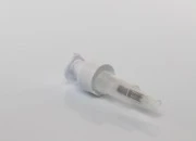 Plastična bela pumpica PP24 za kreme sa providnim zatvaračem sa srebrnom linijom