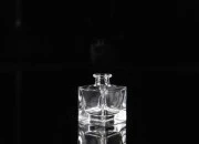 Staklena četvrtasta flašica 60mL, za pića F15.5