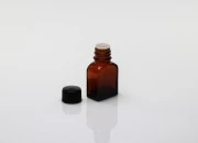 Staklena smeđa bočica 8mL sa crnim plastičnim zatvaračem i čepom Staklena smeđa bočica 8mL sa crnim plastičnim zatvaračem i čepom