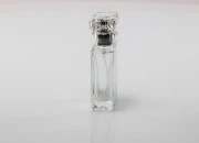 Staklena bočica za parfeme 30mL sa zatvaračem i sprejom (PP 15) Staklena bočica za parfeme 30mL sa zatvaračem i sprejom (PP 15)