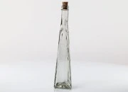Staklena trouglasta dekorativna flaša 180mL Staklena trouglasta dekorativna flaša 180mL