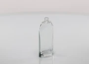 Staklena flašica 45mL sa aluminijumskim srebrnim sprejom i zatvaračem Staklena flašica 45mL sa aluminijumskim srebrnim sprejom i zatvaračem