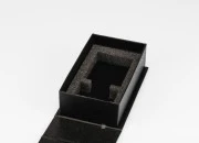 Luksuzna crna kutija 139x89x45mm sa magnetnim zatvaranjem, za bočicu za parfeme od 50mL