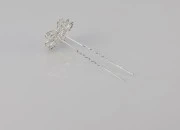 Dekorativna metalna ukosnica sa kamenčićima, u obliku cvetića (širina 27 mm) - 20 kom-slika_360