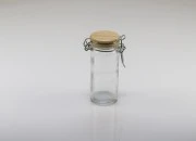 Staklena okrugla tegla 90mL sa drvenim poklopcem sa hermetičkim zatvaranjem (žicom i gumicom na poklopcu)