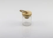 Staklena okrugla teglica 40mL, sa drvenim poklopcem i zakačkom-slika_360