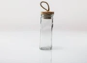 Staklena okrugla teglica 120mL sa drvenim poklopcem i zakačkom Staklena okrugla teglica 120mL sa drvenim poklopcem i zakačkom