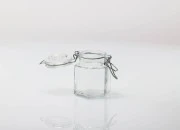 Staklena šestougaona teglica 100mL sa staklenim poklopcem hermetičkim zatvaranjem (žicom i gumicom na poklopcu) Staklena šestougaona teglica 100mL sa staklenim poklopcem hermetičkim zatvaranjem (žicom i gumicom na poklopcu)