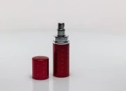 Staklena bočica 50mL sa sprejom u aluminijumskoj futroli u više boja, sa štrasom Staklena bočica 50mL sa sprejom u aluminijumskoj futroli u više boja, sa štrasom