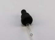 Pipeta od 20mL sa crnim i širokim sigurnosnim zatvaračem, oznakama za zapreminu i MAT ili sjajnom crnom gumicom - pojedinačno pakovanje Pipeta od 20mL sa crnim i širokim sigurnosnim zatvaračem, oznakama za zapreminu i MAT ili sjajnom crnom gumicom - pojedinačno pakovanje-slika_360