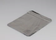 Kesica 150x200mm sa zip zatvaranjem, srebrnom non woven zadnjom i providnom prednjom stranom i sa Eurohole otvorom - 100 kom Kesica 150x200mm sa zip zatvaranjem, srebrnom non woven zadnjom i providnom prednjom stranom i sa Eurohole otvorom - 100 kom