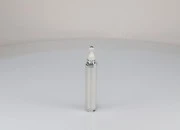 Akrilna bela roll-on bočica 20mL za kozmetičke preparate sa srebrnim prstenom Akrilna bela roll-on bočica 20mL za kozmetičke preparate sa srebrnim prstenom