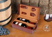 Luksuzna futrola za dve vinske flaše sa dodacima i kožnom presvlakom u braon boji-