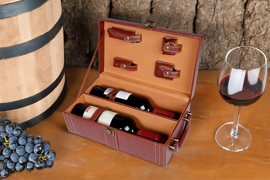 Luksuzna futrola za dve vinske flaše sa dodacima i kožnom presvlakom u braon boji-